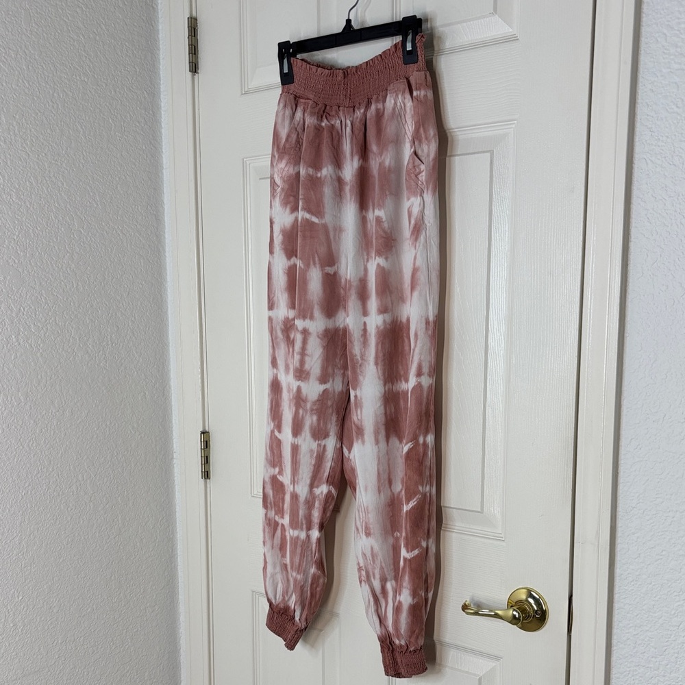 American Eagle Outfitters Tie-Dye Joggers in Pink and White - Picture 3 of 12